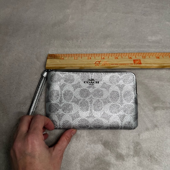 COACH Metallic Wristlet monogram silver - Picture 6 of 7